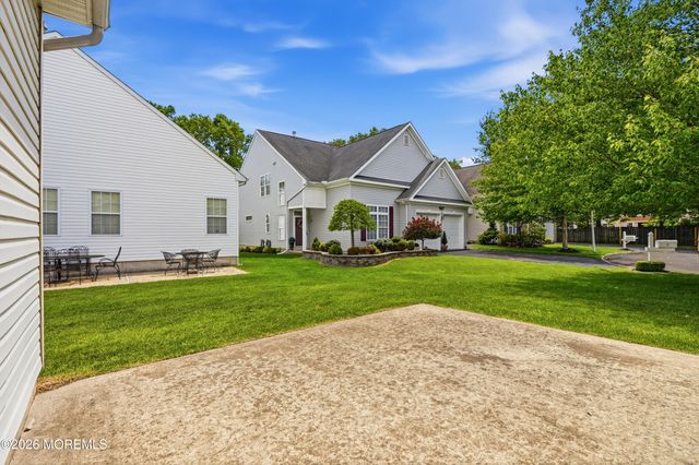 5 Holly Manor Court, Helmetta, NJ 08828