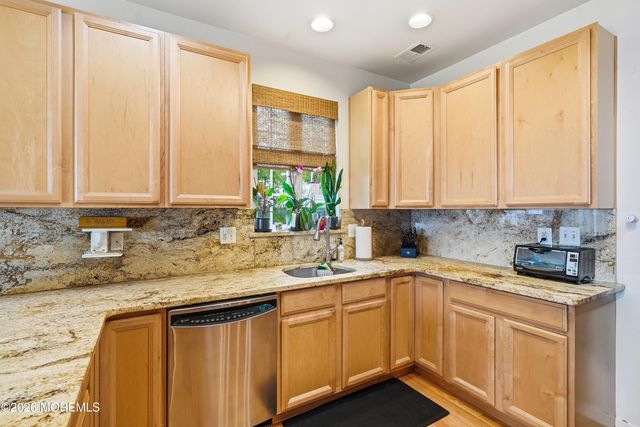 5 Holly Manor Court, Helmetta, NJ 08828