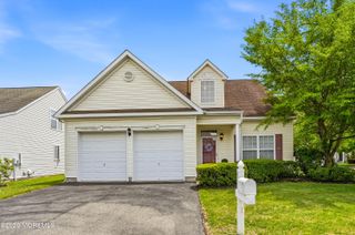 5 Holly Manor Court, Helmetta, NJ 08828