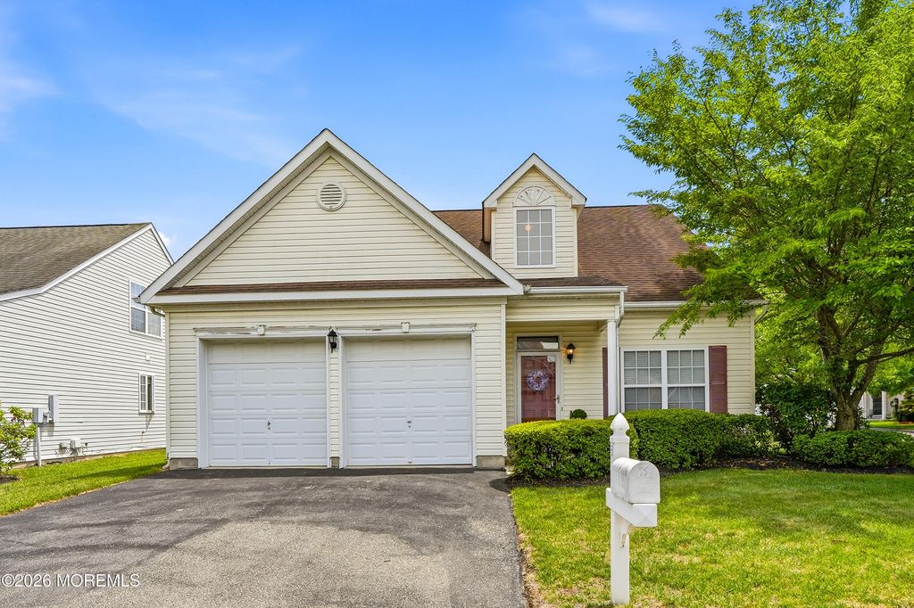5 Holly Manor Court, Helmetta, NJ 08828