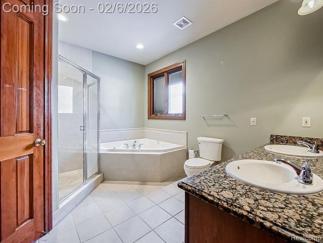 7364 Essex Drive, West Bloomfield, MI 48322