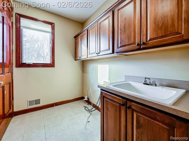 7364 Essex Drive, West Bloomfield, MI 48322