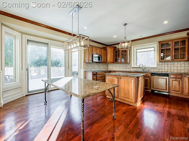 7364 Essex Drive, West Bloomfield, MI 48322