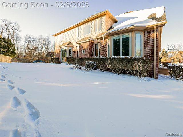 7364 Essex Drive, West Bloomfield, MI 48322