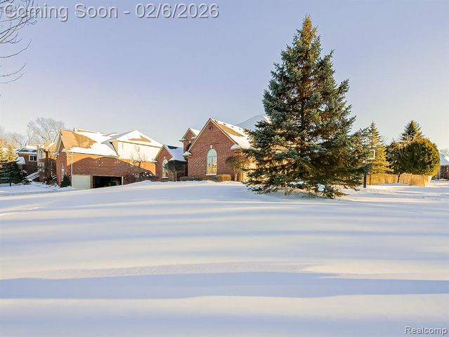 7364 Essex Drive, West Bloomfield, MI 48322