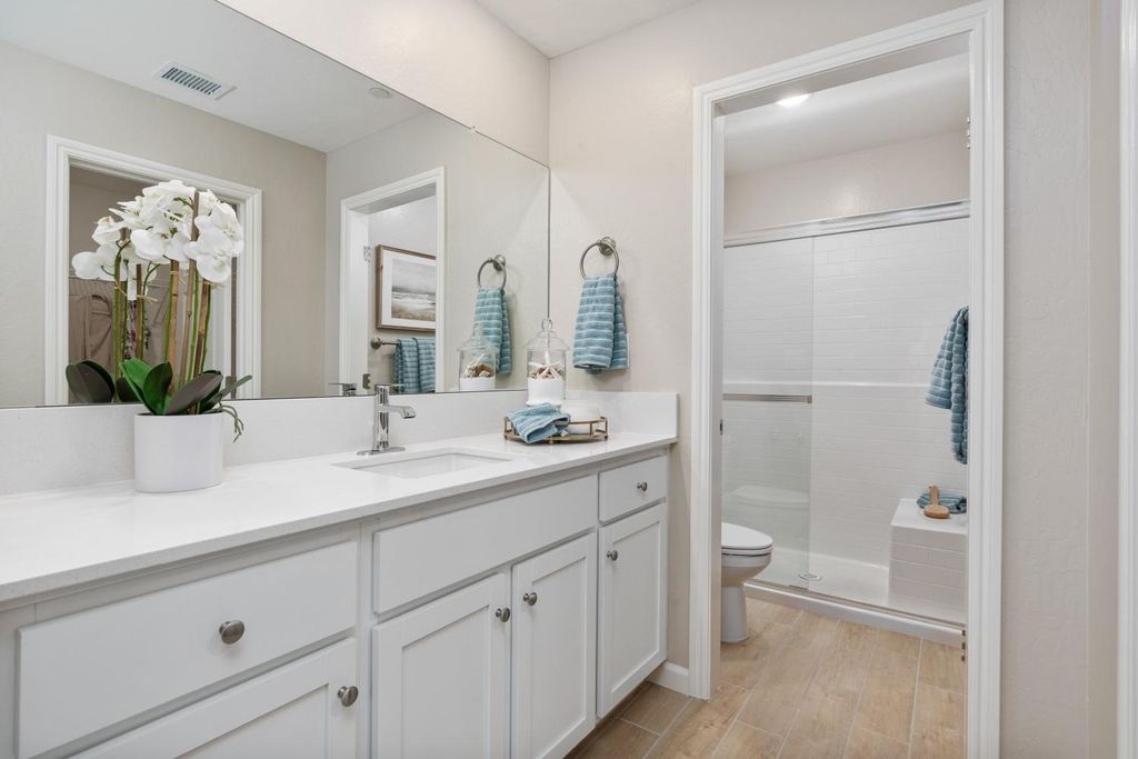 Image 27 of property listing at 6749 E Sentry Drive, Fresno, CA 93727