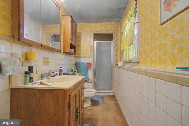 275 ESSEX AVE, West Deptford, NJ 08086