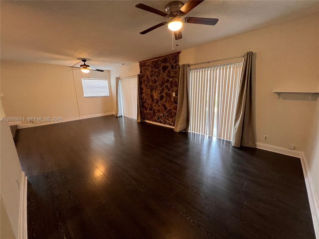 2762 S University Dr 9D, Davie, FL 33328