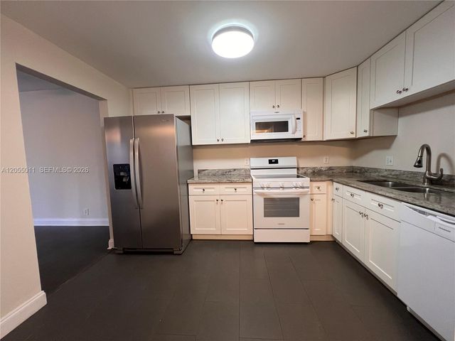 2762 S University Dr 9D, Davie, FL 33328