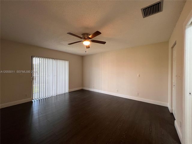 2762 S University Dr 9D, Davie, FL 33328
