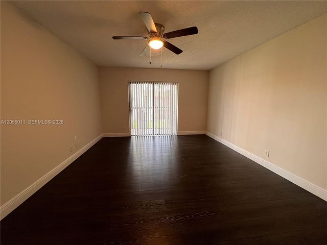 2762 S University Dr 9D, Davie, FL 33328