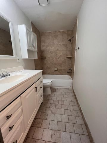 2762 S University Dr 9D, Davie, FL 33328