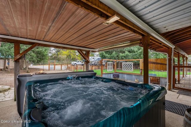 52 Robin Dr, Sagle, ID 83860