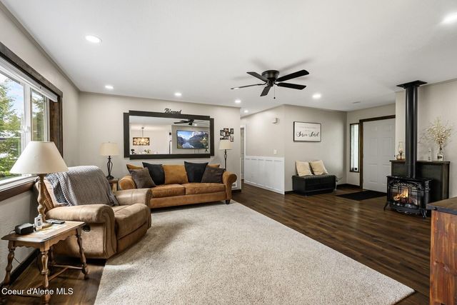52 Robin Dr, Sagle, ID 83860