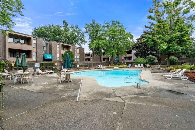 64 Shrewsbury Green Dr E, Shrewsbury, MA 01545