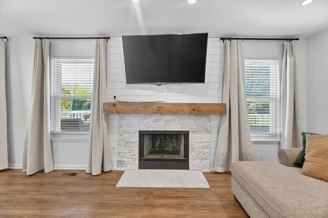 61350 Creekview Drive, South Lyon, MI 48178