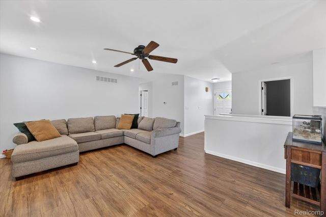 61350 Creekview Drive, South Lyon, MI 48178