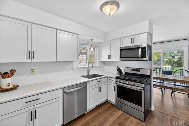61350 Creekview Drive, South Lyon, MI 48178