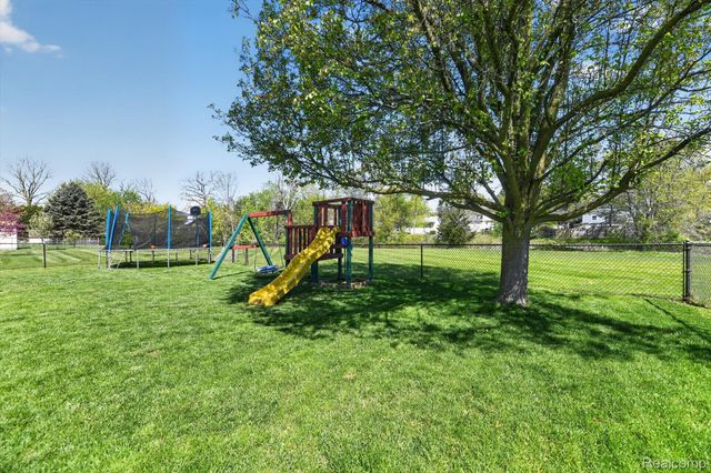 61350 Creekview Drive, South Lyon, MI 48178