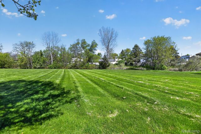61350 Creekview Drive, South Lyon, MI 48178