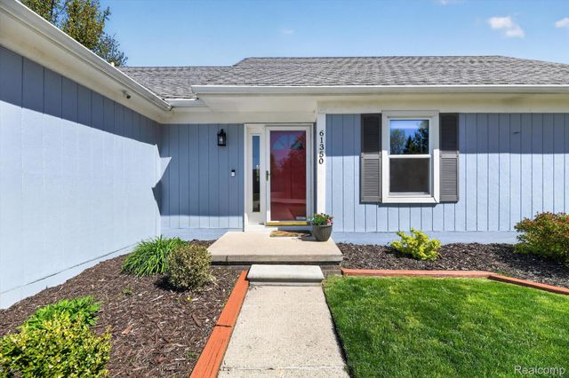 61350 Creekview Drive, South Lyon, MI 48178