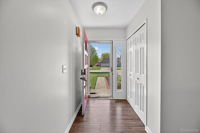 61350 Creekview Drive, South Lyon, MI 48178