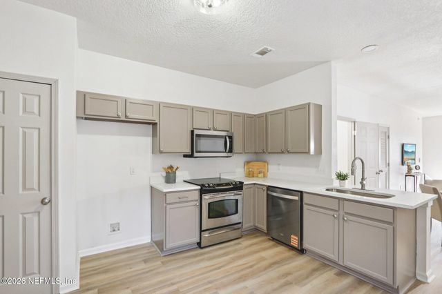 4795 PLAYPEN Drive, Jacksonville, FL 32210