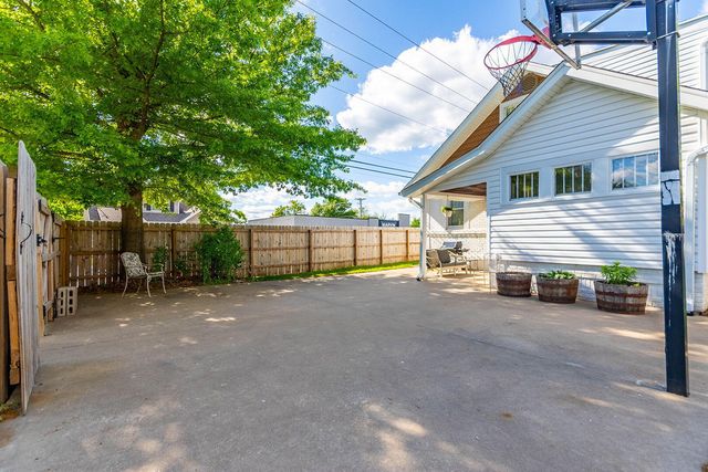 922 W BROADWAY, Columbia, MO 65203