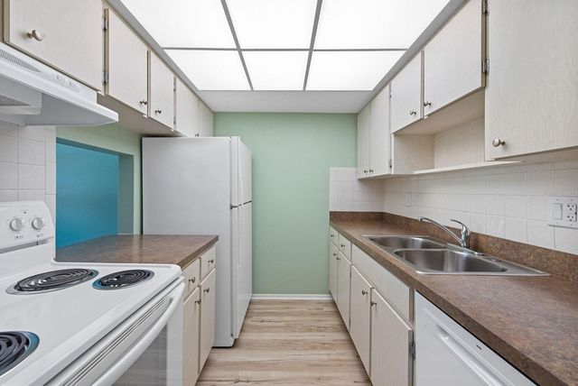 9 QUAILS RUN BOULEVARD 9, Englewood, FL 34223