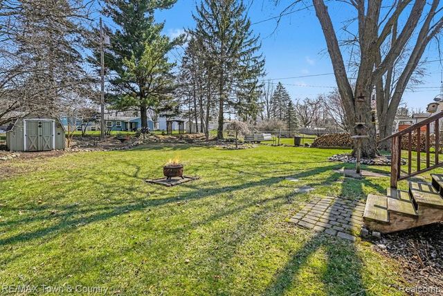 527 Spring Lane, Flushing, MI 48433