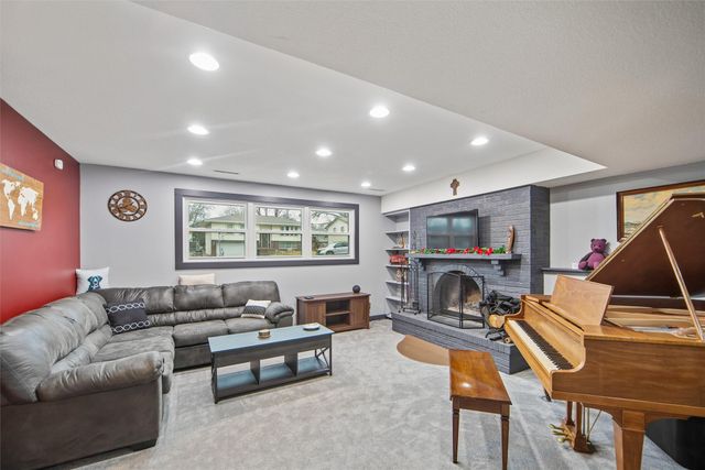 213 34th Court, West Des Moines, IA 50265