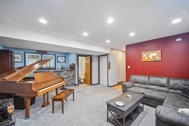 213 34th Court, West Des Moines, IA 50265