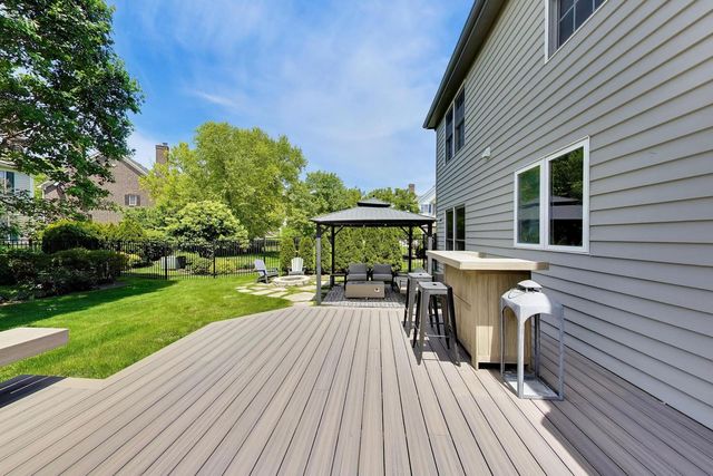 724 Fairfield Court, Westmont, IL 60559