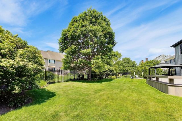 724 Fairfield Court, Westmont, IL 60559