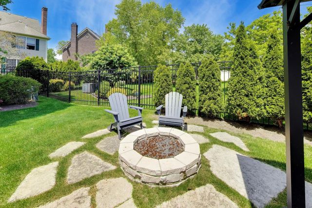 724 Fairfield Court, Westmont, IL 60559