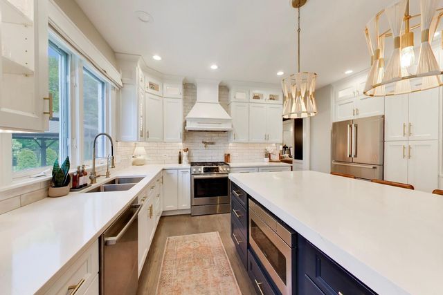 724 Fairfield Court, Westmont, IL 60559