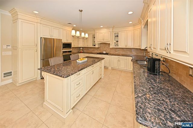 106 Arnot Place, Paramus, NJ 07652