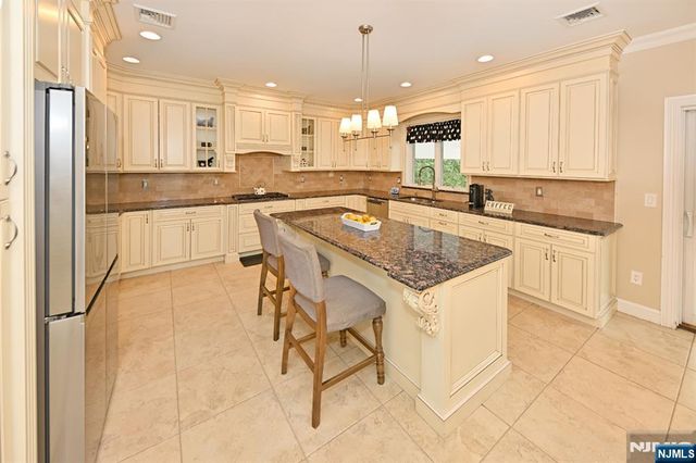106 Arnot Place, Paramus, NJ 07652