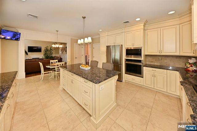 106 Arnot Place, Paramus, NJ 07652