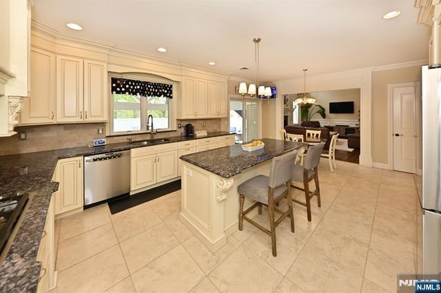 106 Arnot Place, Paramus, NJ 07652