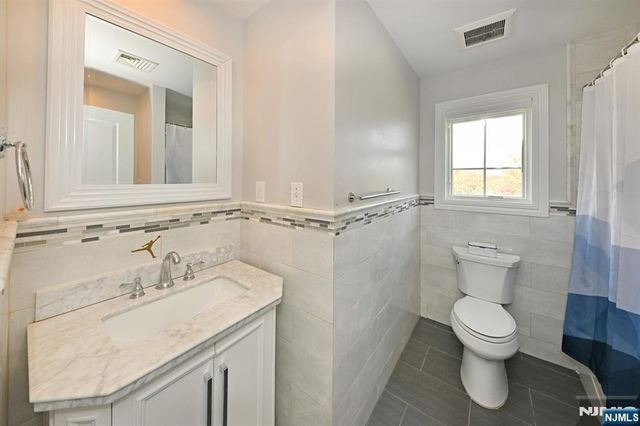 106 Arnot Place, Paramus, NJ 07652