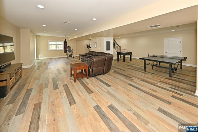 106 Arnot Place, Paramus, NJ 07652