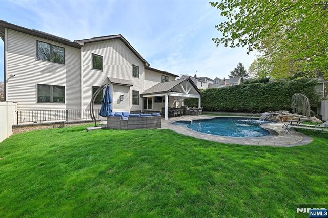 106 Arnot Place, Paramus, NJ 07652