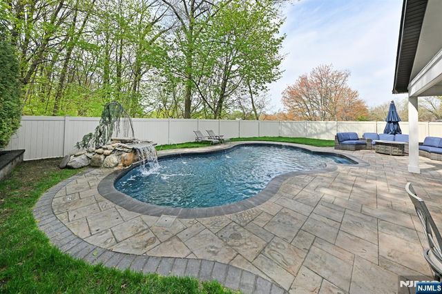 106 Arnot Place, Paramus, NJ 07652