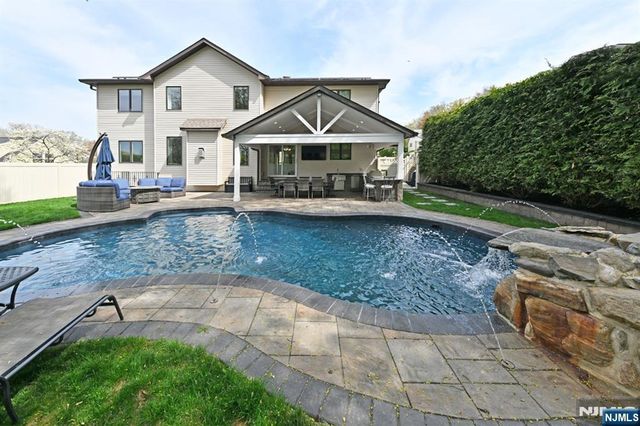 106 Arnot Place, Paramus, NJ 07652