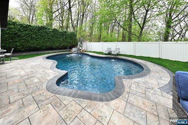 106 Arnot Place, Paramus, NJ 07652