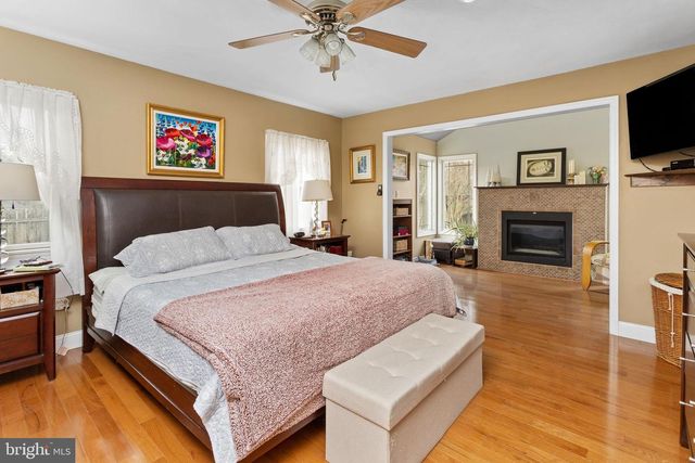 28 WEDGE DR, Hamilton, NJ 08610