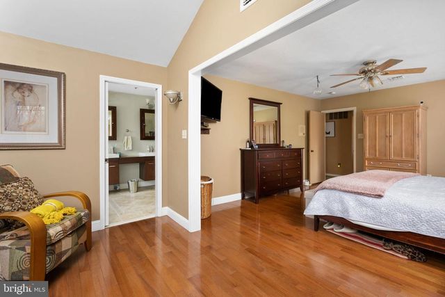 28 WEDGE DR, Hamilton, NJ 08610