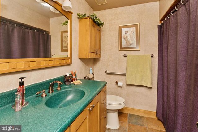 28 WEDGE DR, Hamilton, NJ 08610