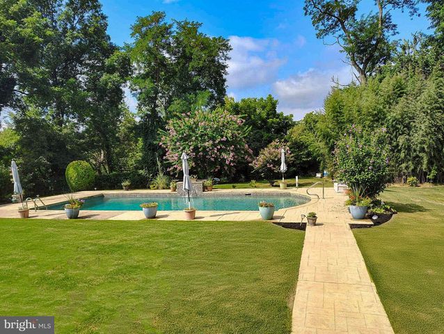 28 WEDGE DR, Hamilton, NJ 08610